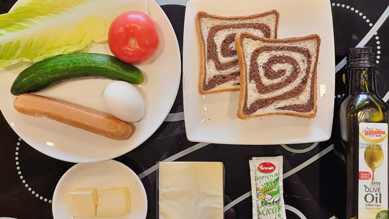 Nguyên liệu món ăn bánh mì sandwich kẹp trứng và xúc xích