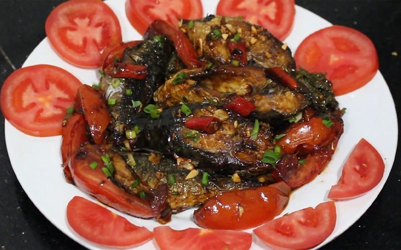 Cá nục kho rau củ răm