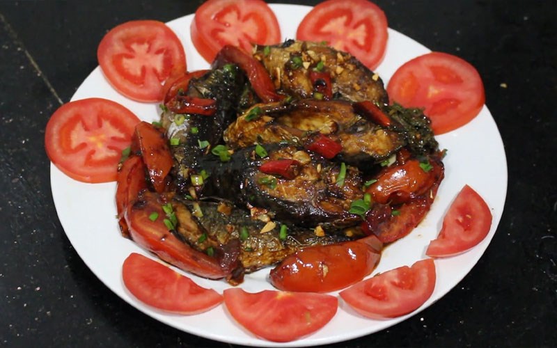 Cá nục kho xì dầu (nước tương)