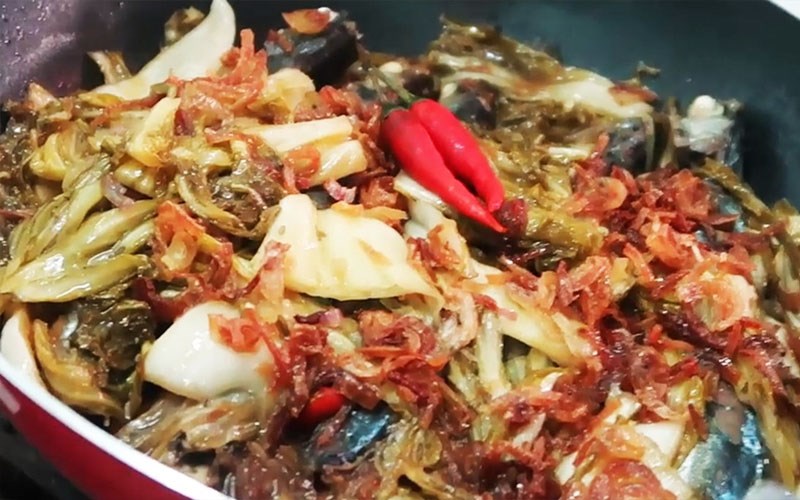 Cá nục kho dưa chua