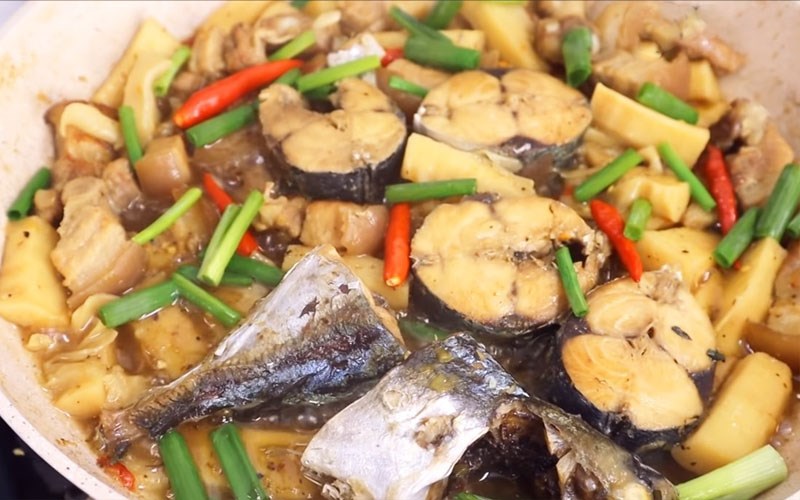 Cá nục kho măng