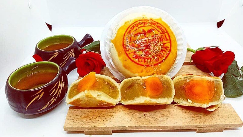 Bánh pía sầu riêng trứng muối