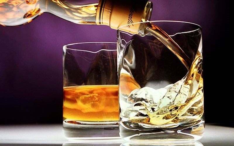 Uống Whisky nguyên chất