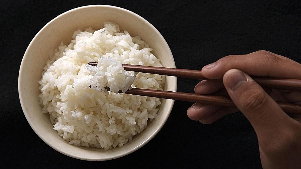 1 chén cơm bao nhiêu calo? Ăn cơm nhiều có mập không, nên chọn gạo nào?