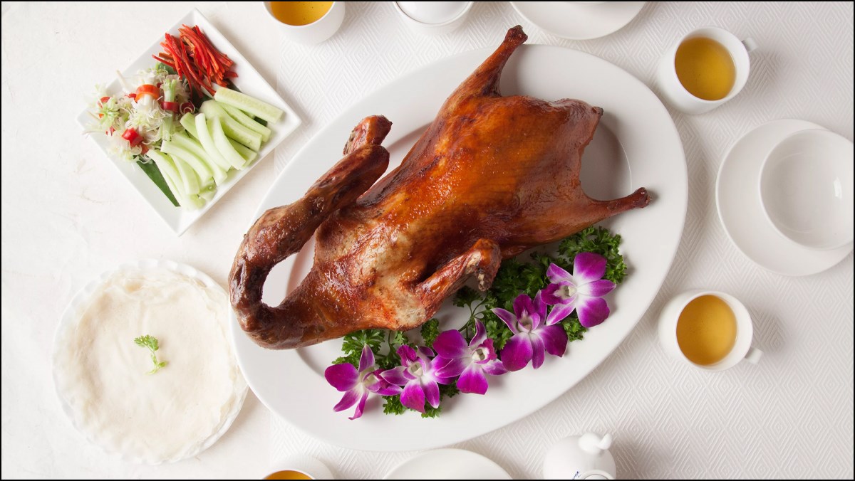 Công thức làm vịt quay Bắc Kinh đảm bảo da giòn và thịt ngon như thế nào?
