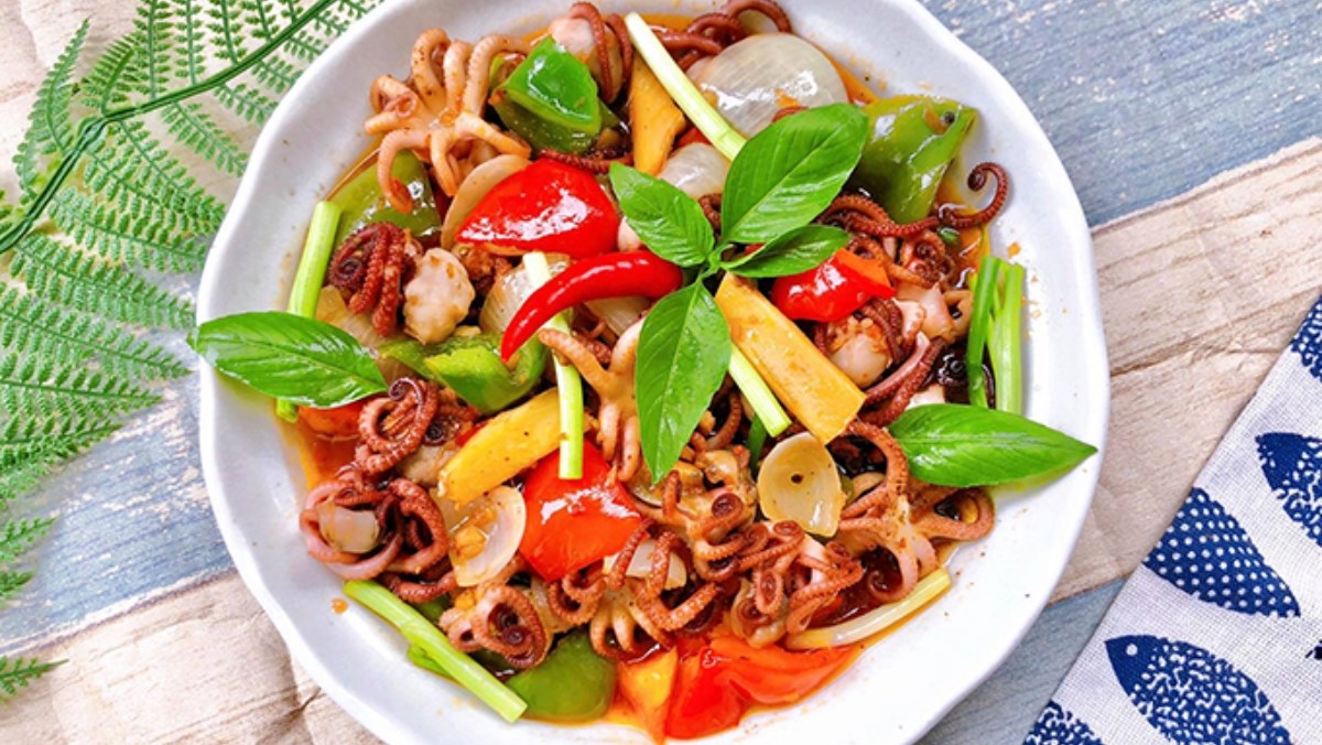 What are some popular recipes for chổm xào địa liền?