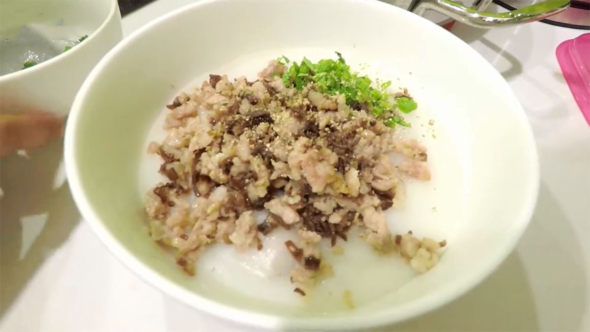 Cách nấu nướng cháo sườn vì chưng bột gạo ngon mịn mê hoặc dễ dàng thực hiện bên trên nhà