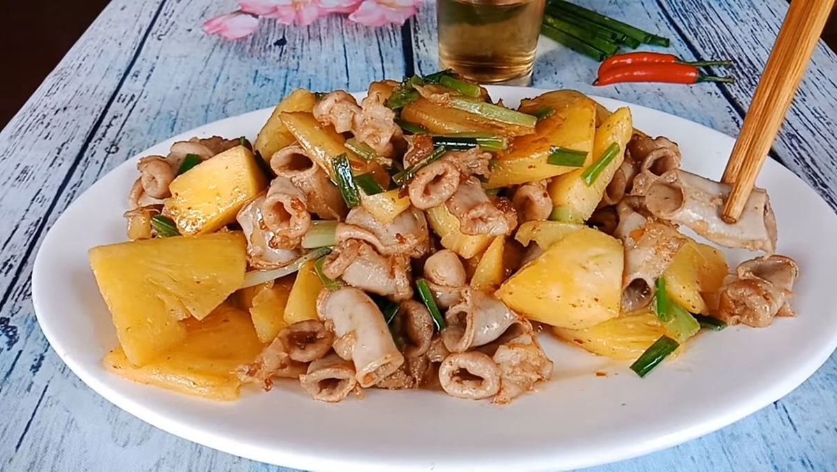 What is the recommended way to prepare ruột già xào dứa?