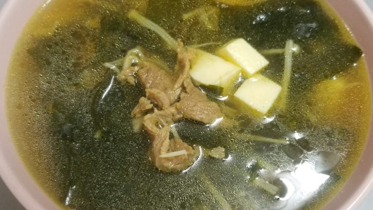 Canh rong biển thịt bò đậu hũ nấm kim châm