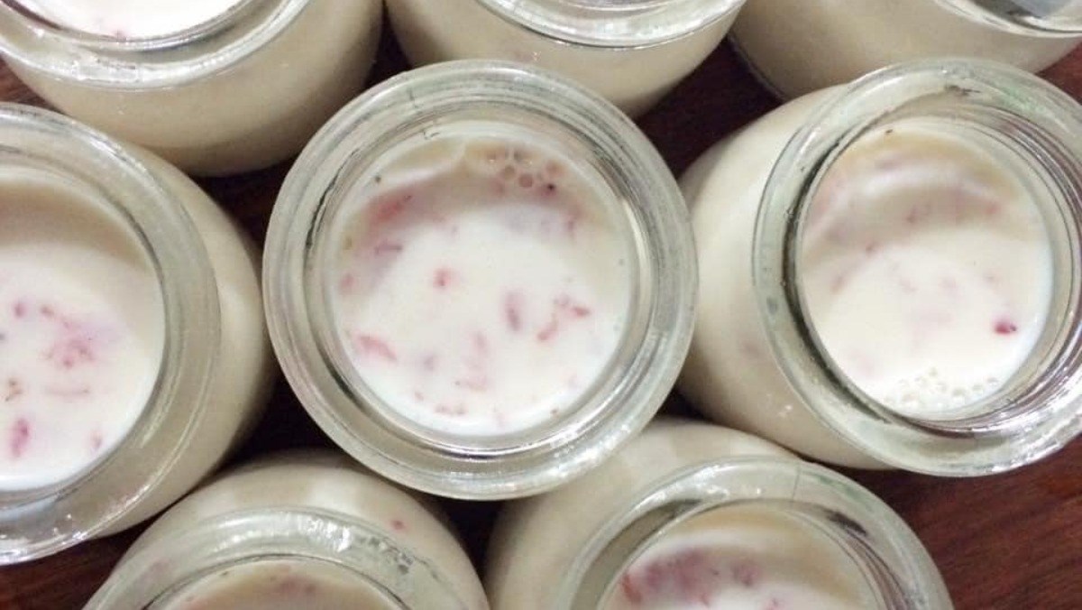 Hướng dẫn Cách làm yaourt dâu Thơm ngon, mát lạnh cho mùa hè