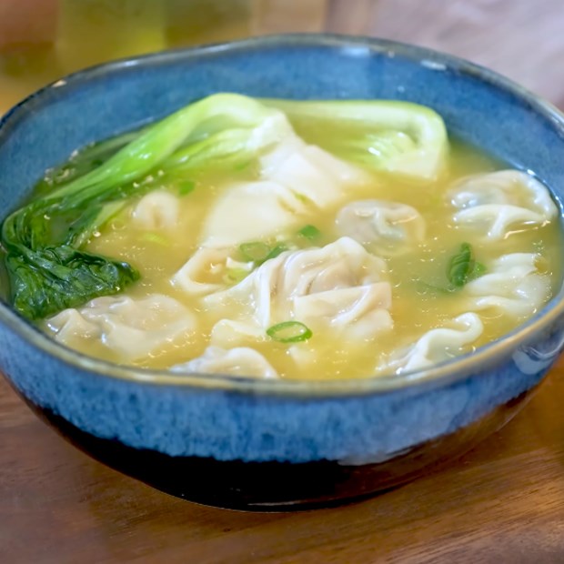 Cách làm súp hoành thánh mềm ngon hấp dẫn, ấm bụng dễ làm tại nhà