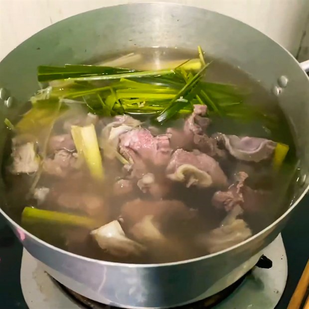 2 cách nấu thịt trâu hầm sả và hầm khoai tây thơm ngon đơn giản tại nhà