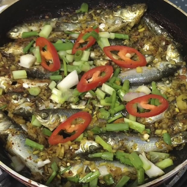 Cách làm cá linh kho sả ớt ngon miệng đậm đà cho bữa cơm gia đình