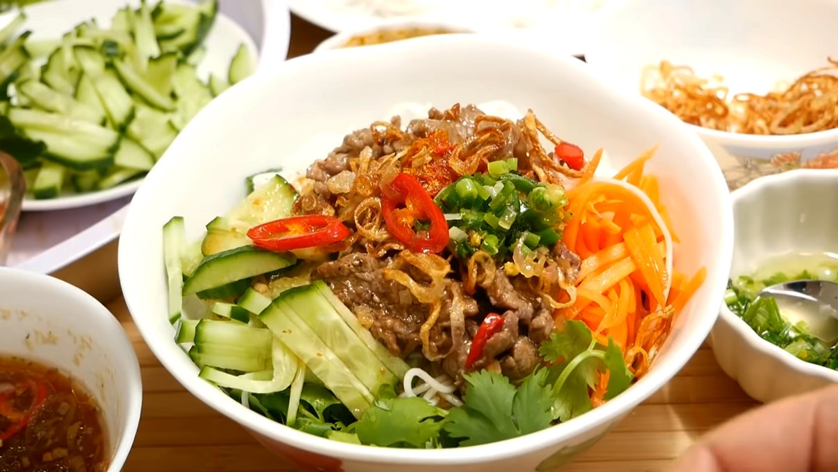 Bún bò Nam Bộ nước mắm me