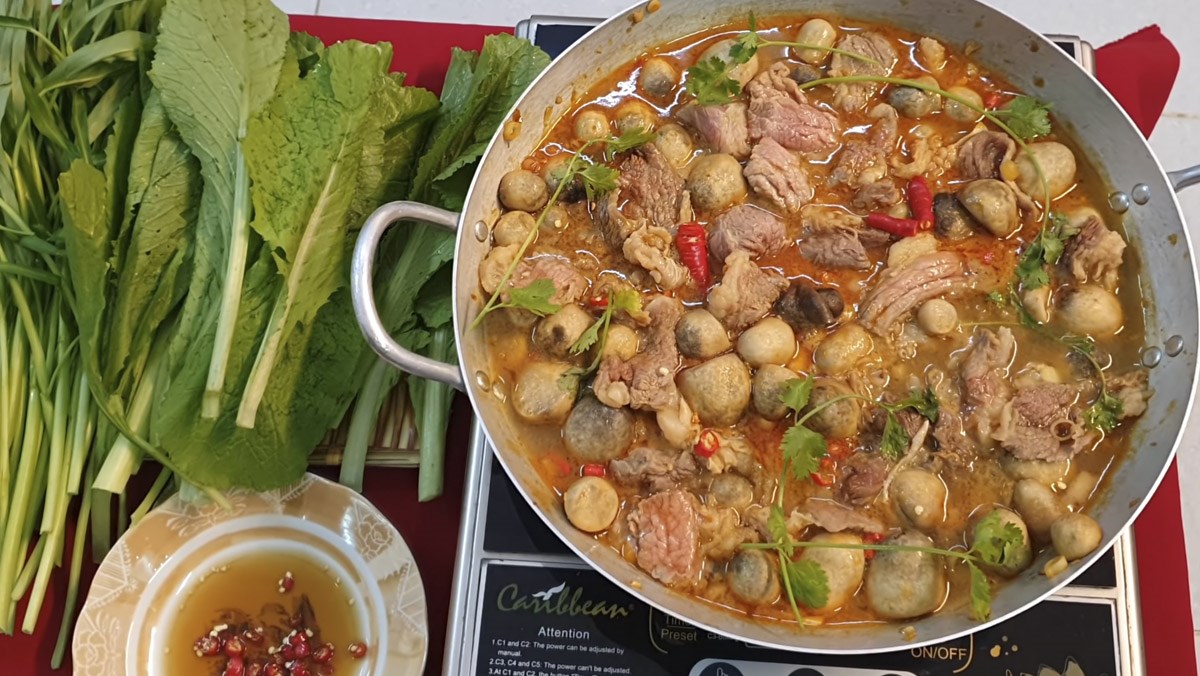 Lẩu bò nấm chua cay