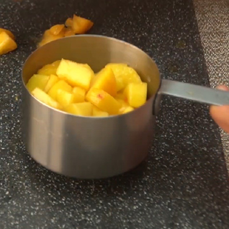 Bước 1 Sơ chế đào Nước ép đào tươi