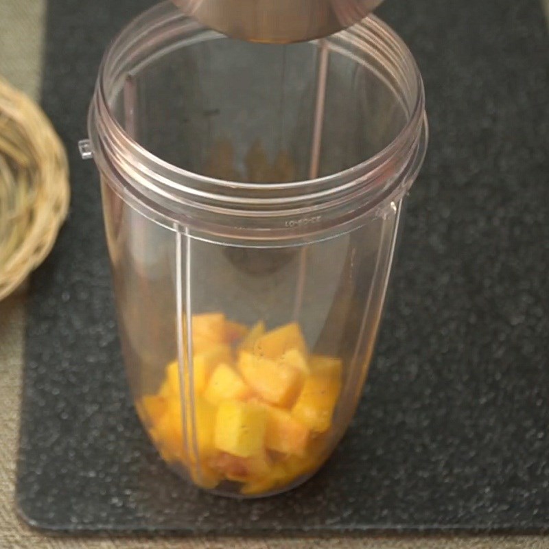 Bước 2 Ướp và xay đào Nước ép đào tươi