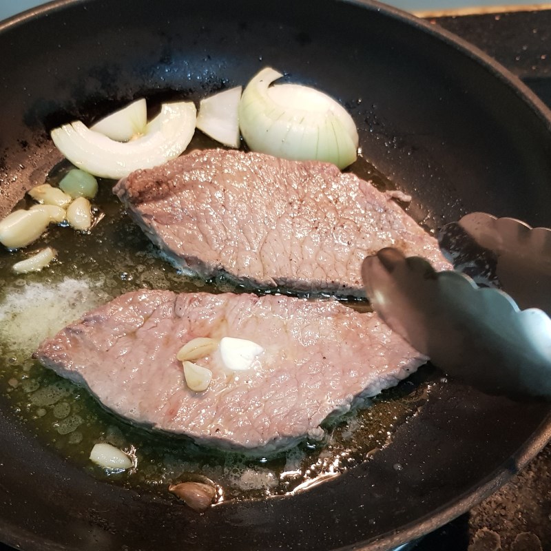 Bước 5 Áp chảo thịt bò Bò bít tết sốt phô mai và nấm