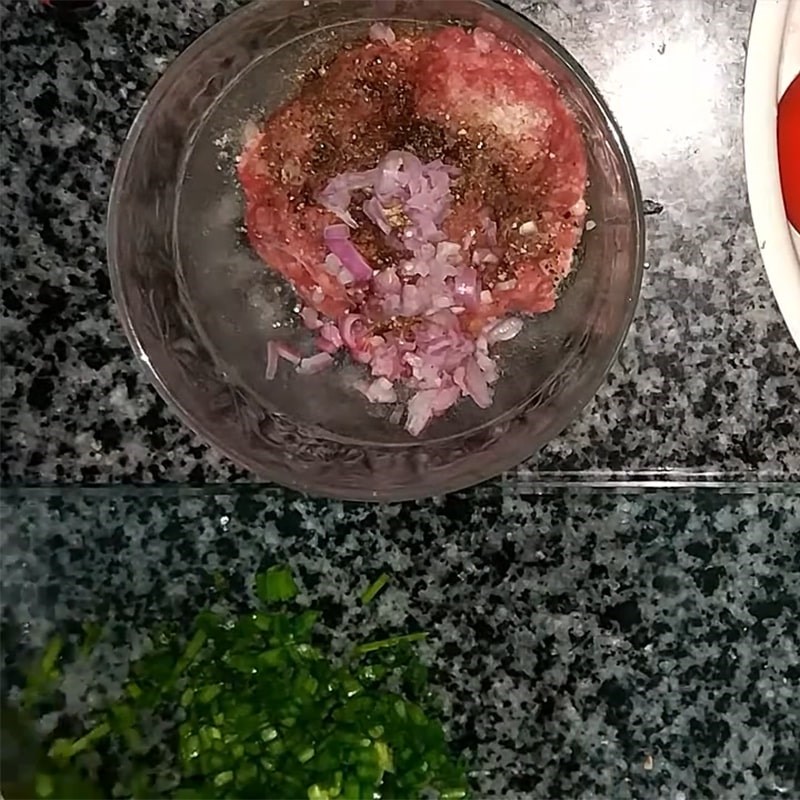 Bước 1 Sơ chế các nguyên liệu và ướp thịt Cà chua nhồi thịt hấp