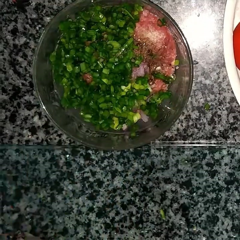 Bước 1 Sơ chế các nguyên liệu và ướp thịt Cà chua nhồi thịt hấp