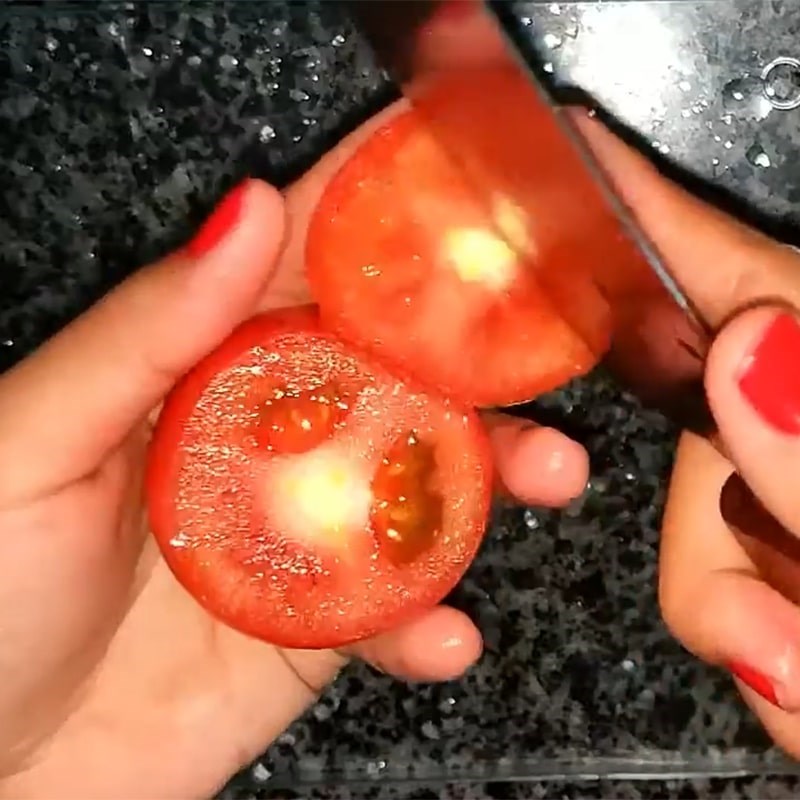 Bước 2 Sơ chế cà chua Cà chua nhồi thịt hấp