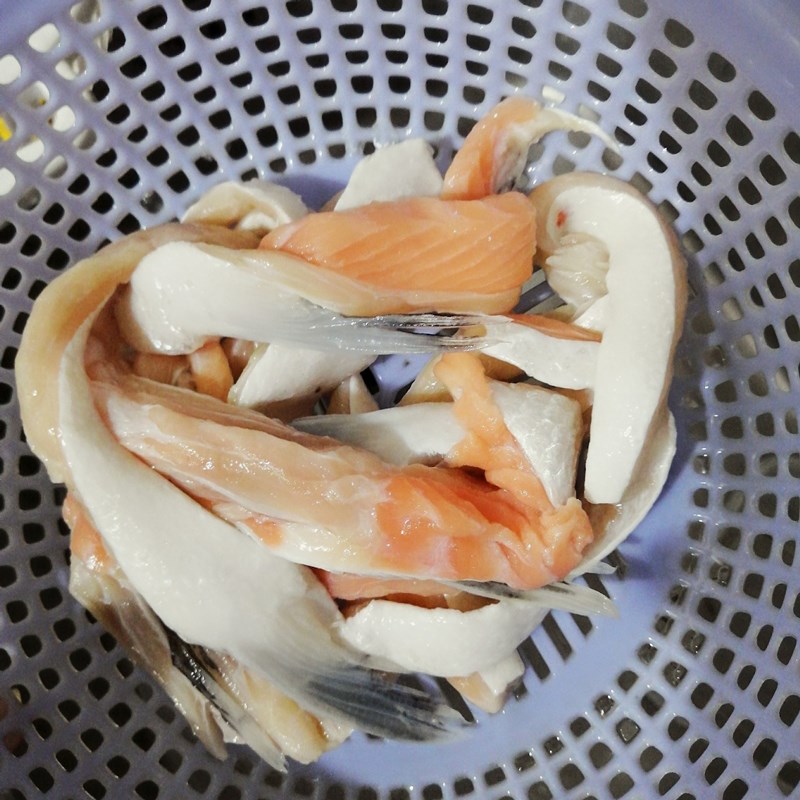 Bước 1 Sơ chế các nguyên liệu Canh chua lườn cá hồi