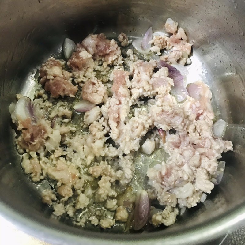 Bước 2 Xào thịt Canh rong biển thịt bằm đậu hũ