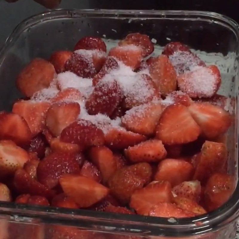 Bước 2 Cắt và trộn dâu với đường Dâu tây ngâm đường