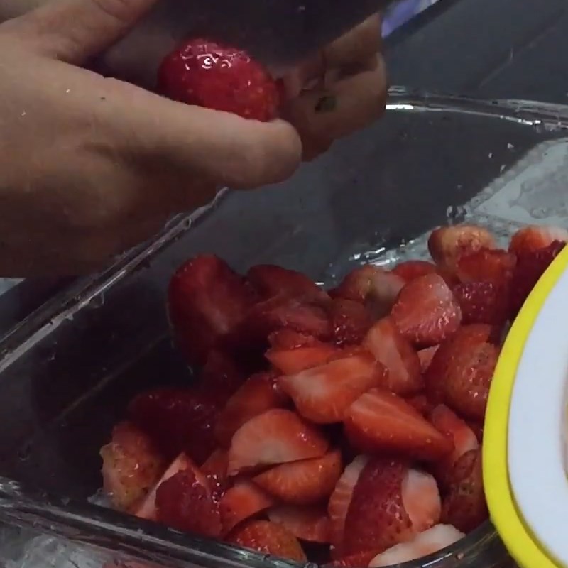 Bước 2 Cắt và trộn dâu với đường Dâu tây ngâm đường