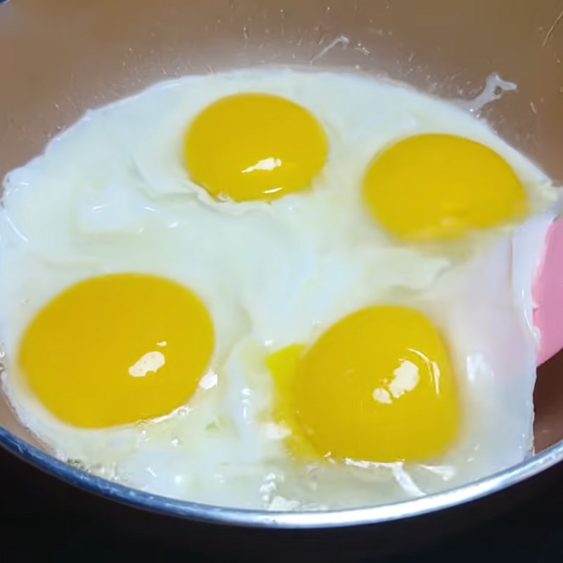 Bước 1 Chiên trứng ốp la Trứng chiên nước tương