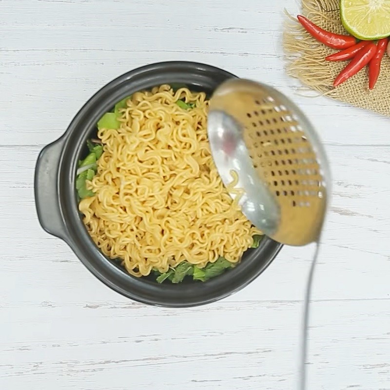 Bước 4 Hoàn thành Mì trộn chua cay thịt bò