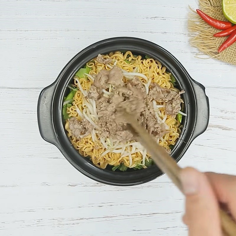 Bước 4 Hoàn thành Mì trộn chua cay thịt bò
