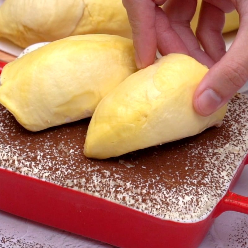 Bước 4 Hoàn thiện bánh Bánh tiramisu sầu riêng