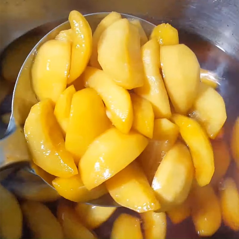 Bước 2 Làm đào ngâm nước đường Trà thạch đào