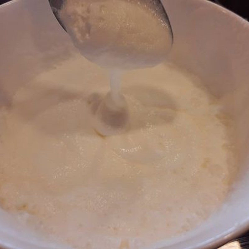 Bước 1 Làm milk foam Latte dâu tây macchiato