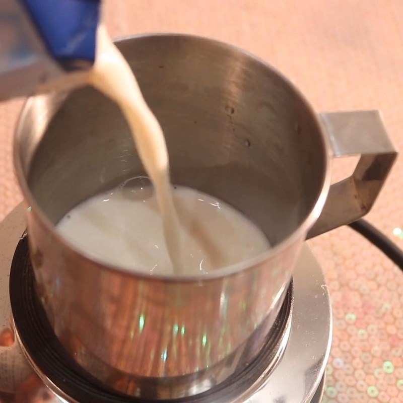 Bước 1 Làm nóng sữa Milo bọt biển