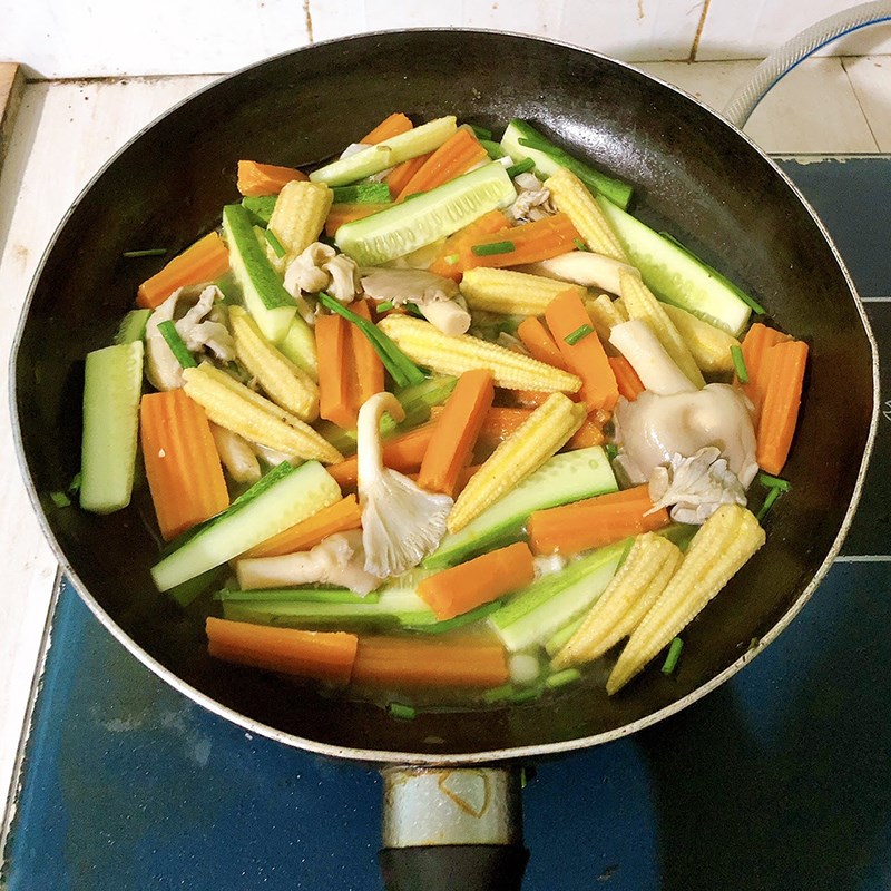 Cách nấu canh bí đỏ với nước cốt dừa chay - các bước nấu