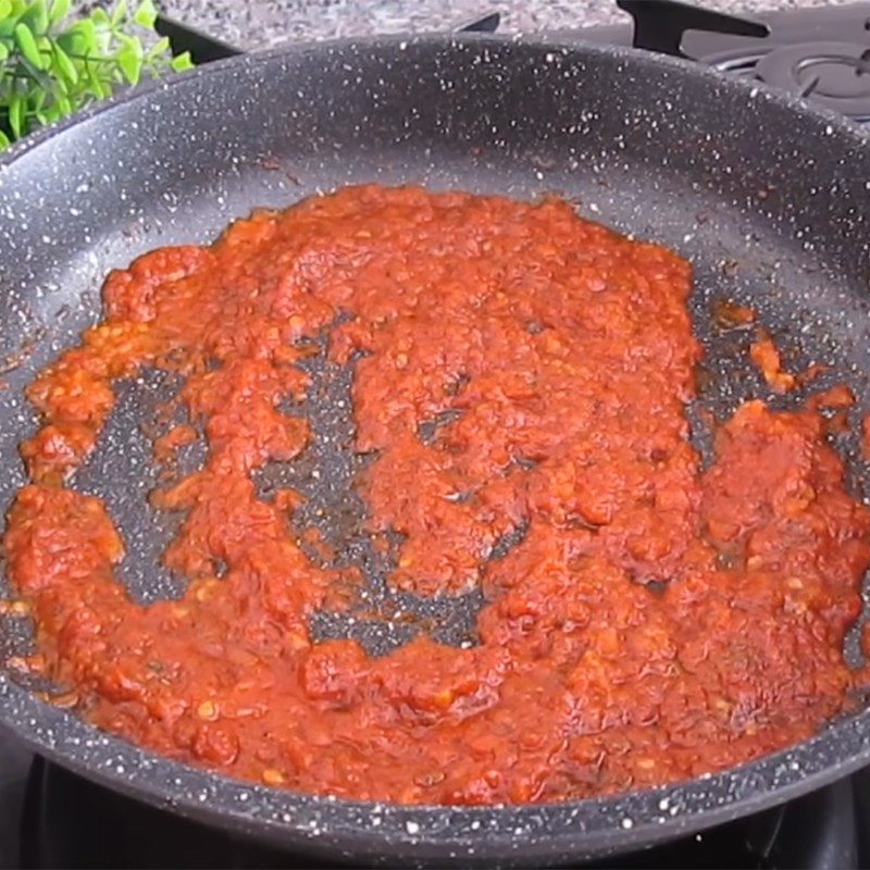 Bước 4 Làm sốt cà chua Cà tím cuộn thịt nướng