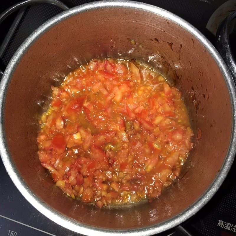 Bước 2 Làm sốt cà chua Cá trích sốt cà chua