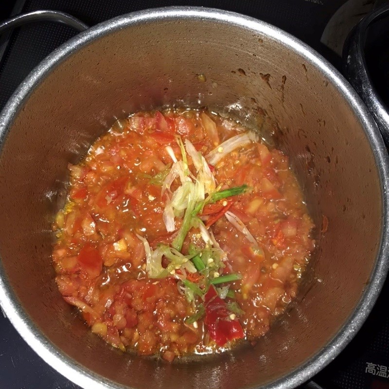 Bước 2 Làm sốt cà chua Cá trích sốt cà chua