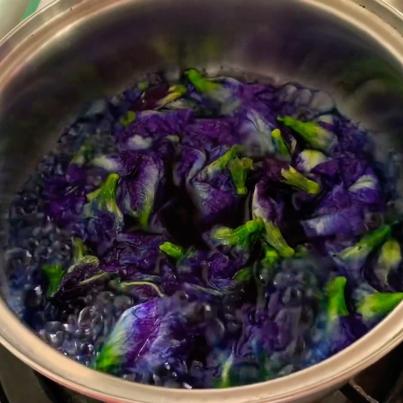 Bước 2 Lấy nước màu và trộn bột hoa đậu biếc Chè trôi nước hoa đậu biếc