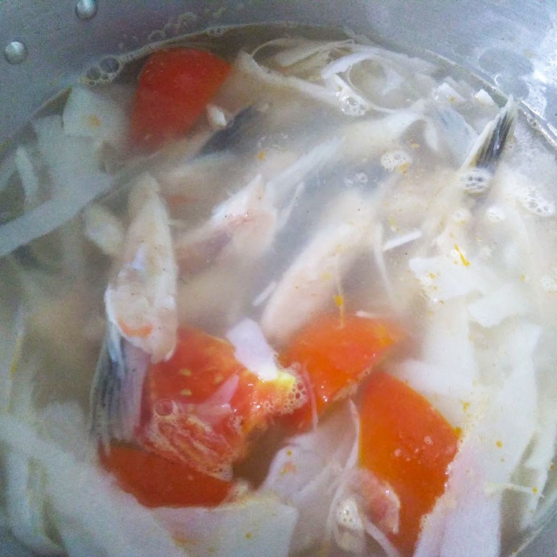 Bước 3 Nấu canh măng chua cá hồi Canh măng chua cá hồi