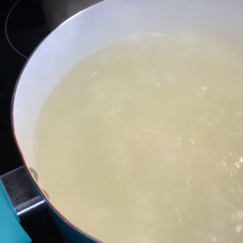 Bước 3 Nấu nước dùng Súp chua cay