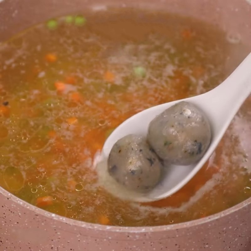 Bước 3 Nấu nước súp rau củ Súp tôm viên phô mai