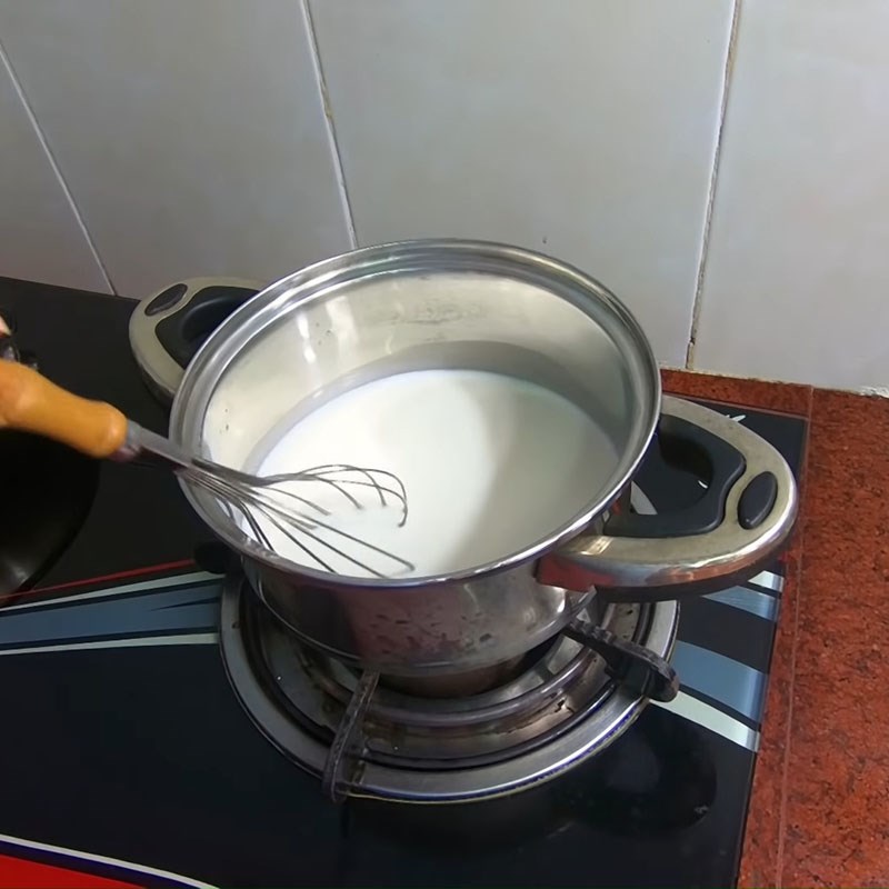 Bước 1 Nấu sữa và trộn sữa chua Sinh tố ca cao dừa