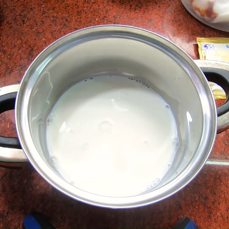Bước 1 Nấu sữa và trộn sữa chua Sinh tố ca cao dừa
