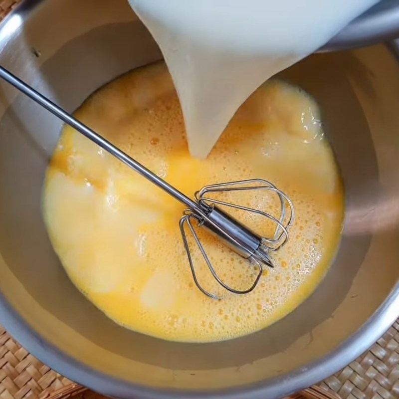 Bước 2 Nấu sữa và trộn với trứng, sầu riêng Bánh flan sầu riêng