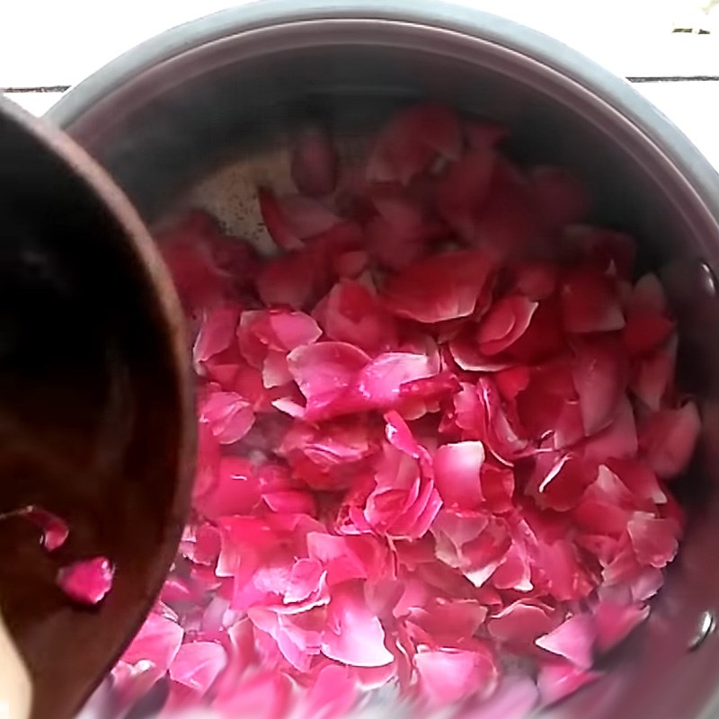 Bước 2 Nấu và lấy nước cốt hoa hồng Siro hoa hồng bằng hoa hồng tươi