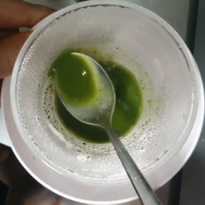 Bước 3 Pha bột matcha và hoàn thành Trà sữa xoài matcha trân châu đen