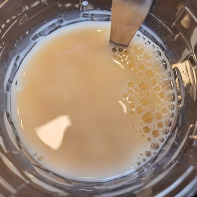Bước 3 Pha hỗn hợp sữa Latte dâu tây macchiato